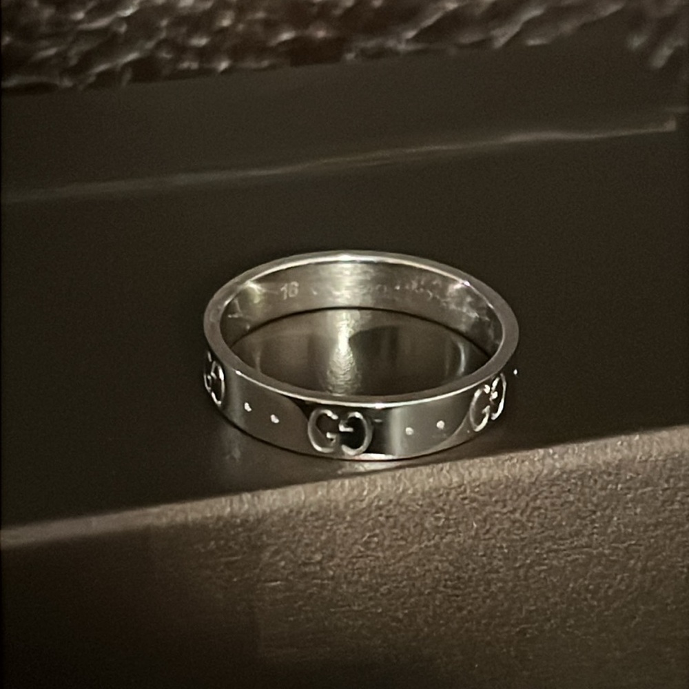 Gucci unisex GG logo Icon Thin 18k white gold band Ring - Picture 6 of 7